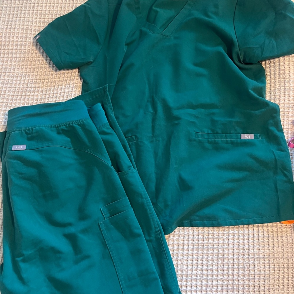 Hunter green figs scrub set
